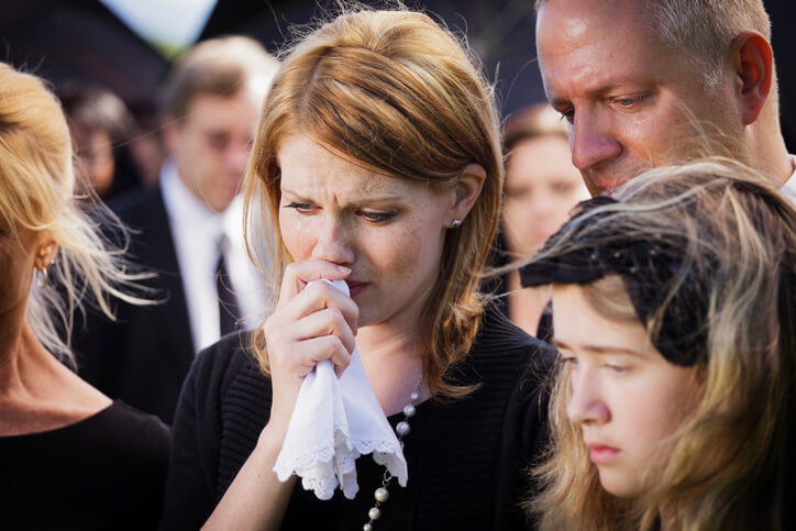 płacząca rodzina na pogrzebie
